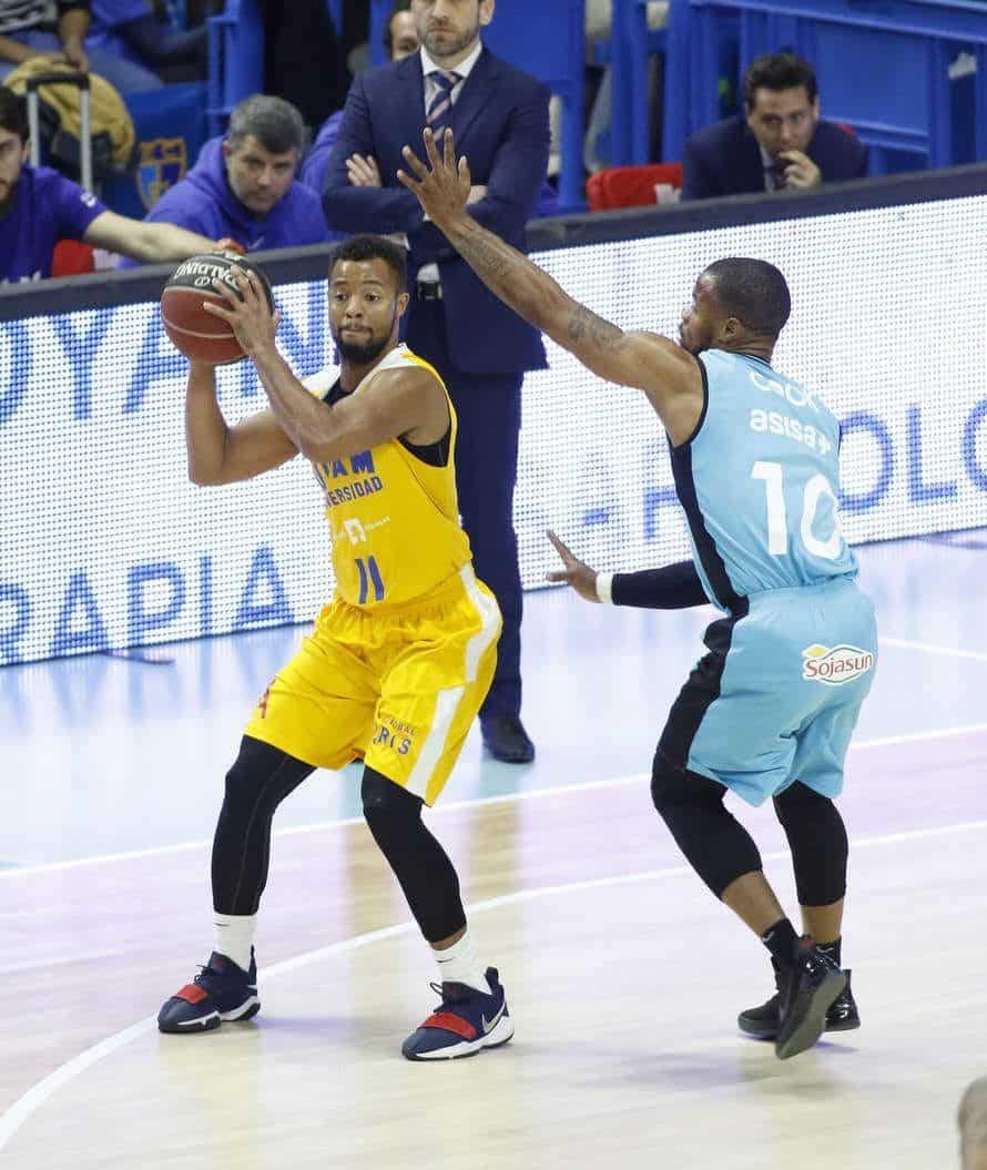 Hannah busca el pase ante la defensa de Omar Cook / UCAM Murcia CB