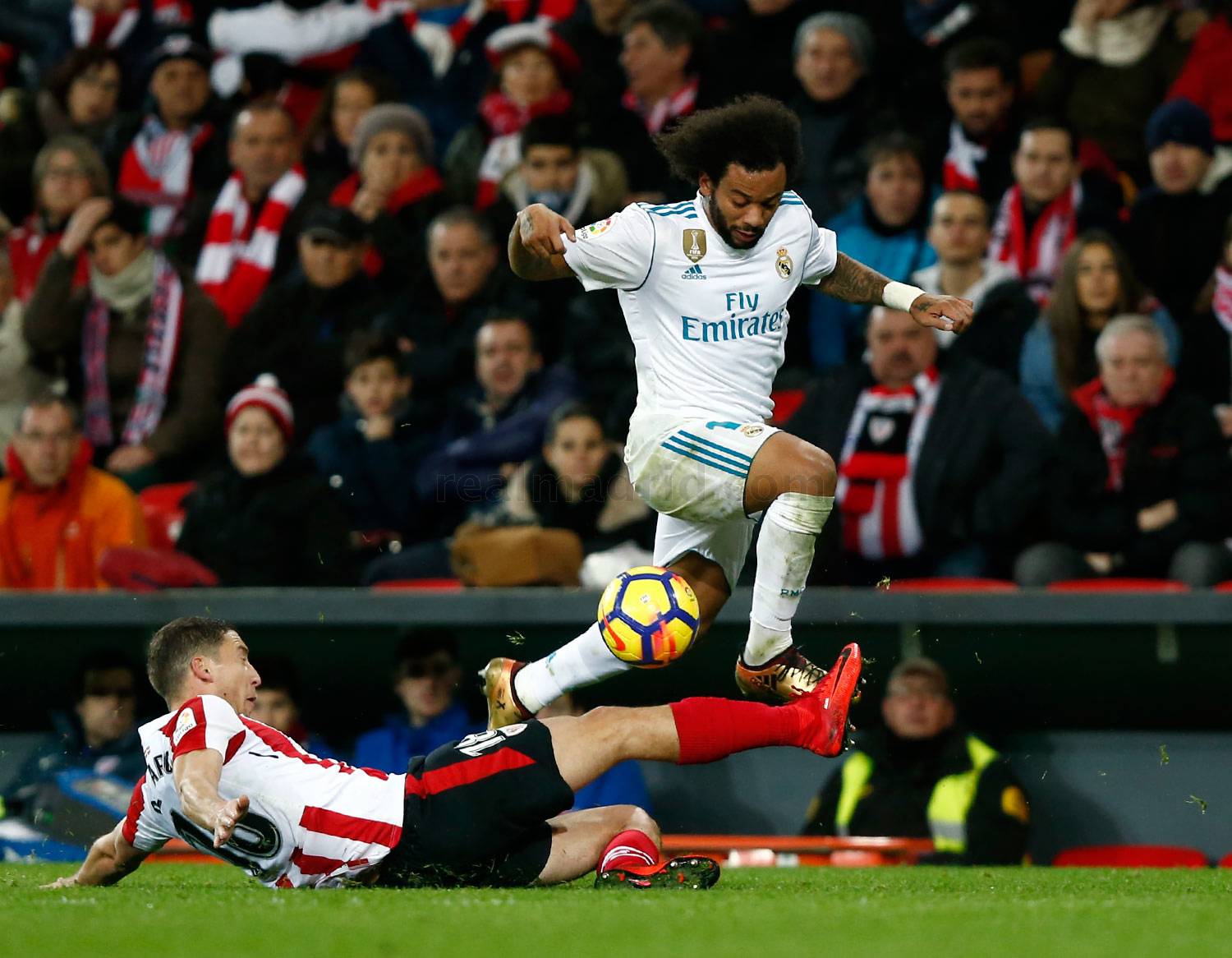 De Marcos pugna un balón con Marcelo en el partido en San Mamés