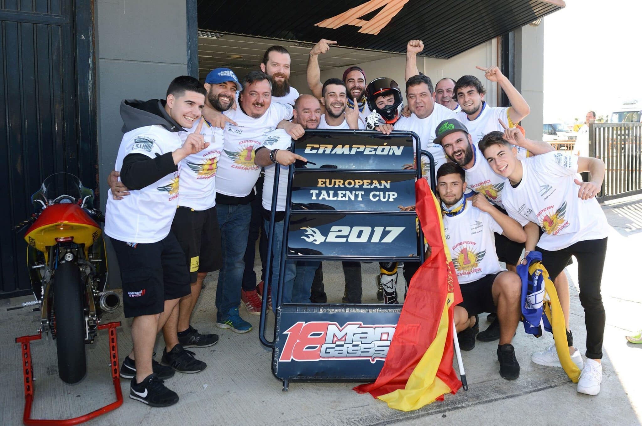 Manu Gonzalez con su equipo (Halcourier Racing).   fimcevrepsol.com