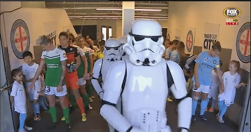 Un grupo de Stormtroopers escolta a las jugadoras de Canberra y Melbourne. Fuente: https://www.w-league.com.au/