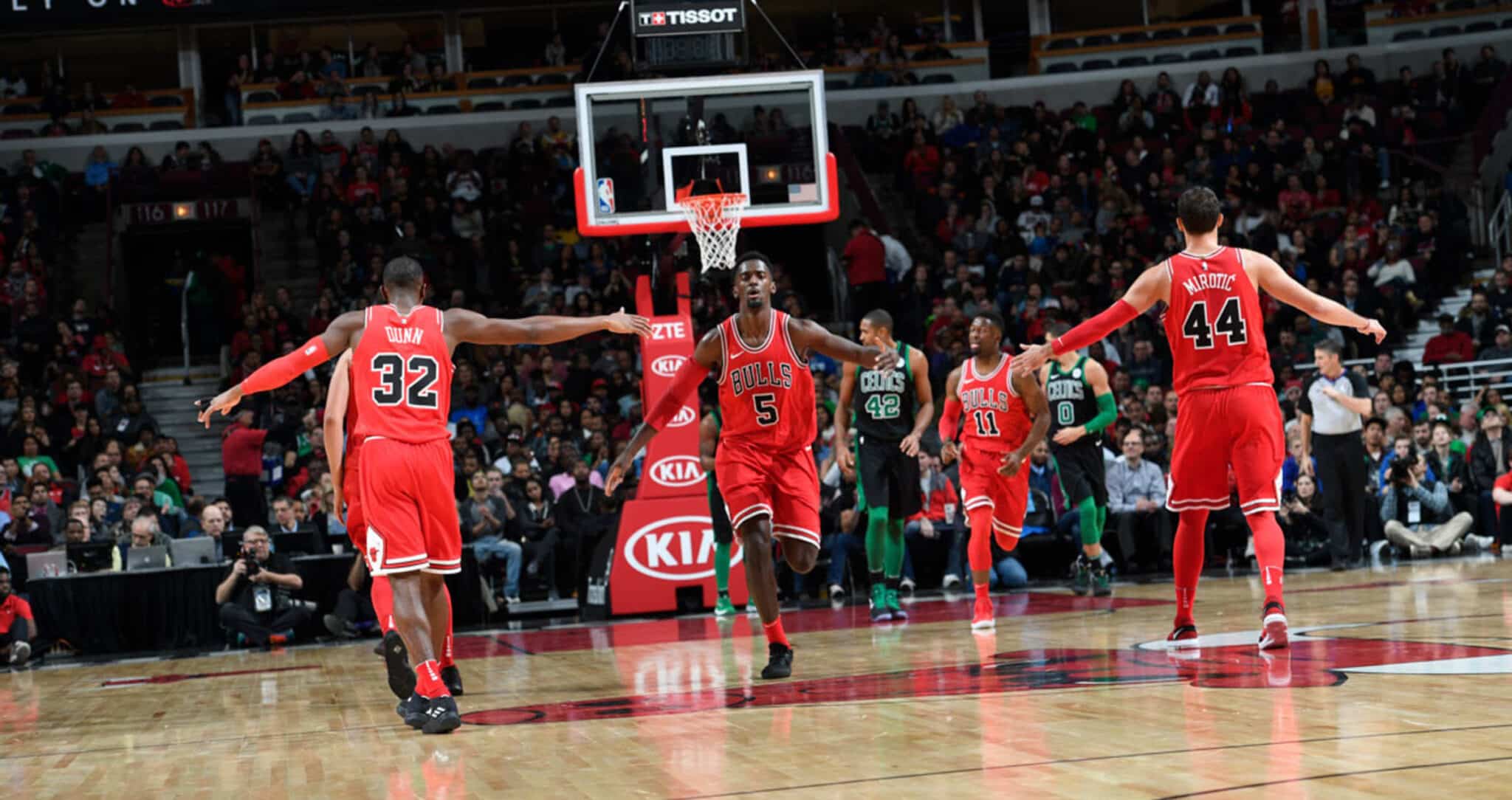 Los Chicago Bulls funcionaron como un equipo coral y parecen haber olvidado los desagradables incidentes de principio de temporada. (Foto: nba.com)