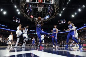 Joel Embiid capturando un rebote (Fuente: Nba).