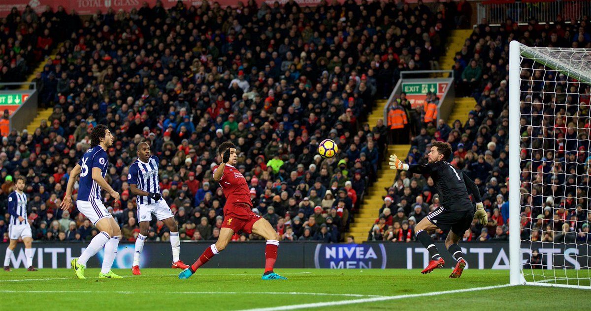 Solanke mete con la mano el que hubiera sido el único gol del partido./Liverpool FC