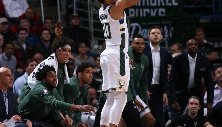 Rashad Vaughn lanzando un tiro abierto