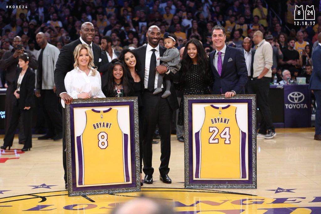 Bryant junto a su familia, durante el homenaje de ayer. Fuente: youtube.com