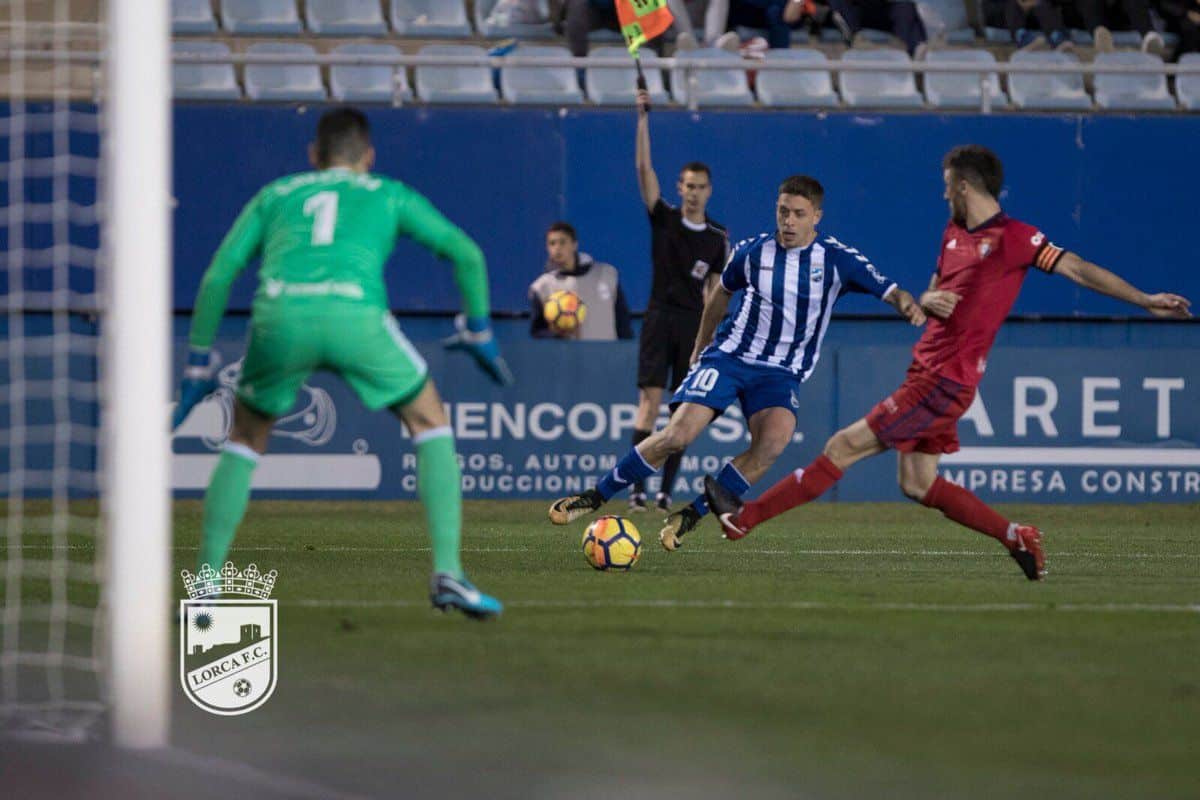 Noguera disputa un balón en área contraria. Foto: Vía @LorcaFCSAD