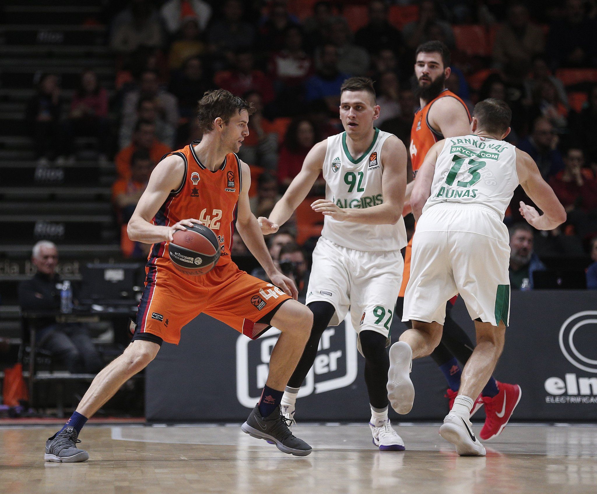 Doornekamp postea a Ulanovas bajo la mirada de Dubljevic