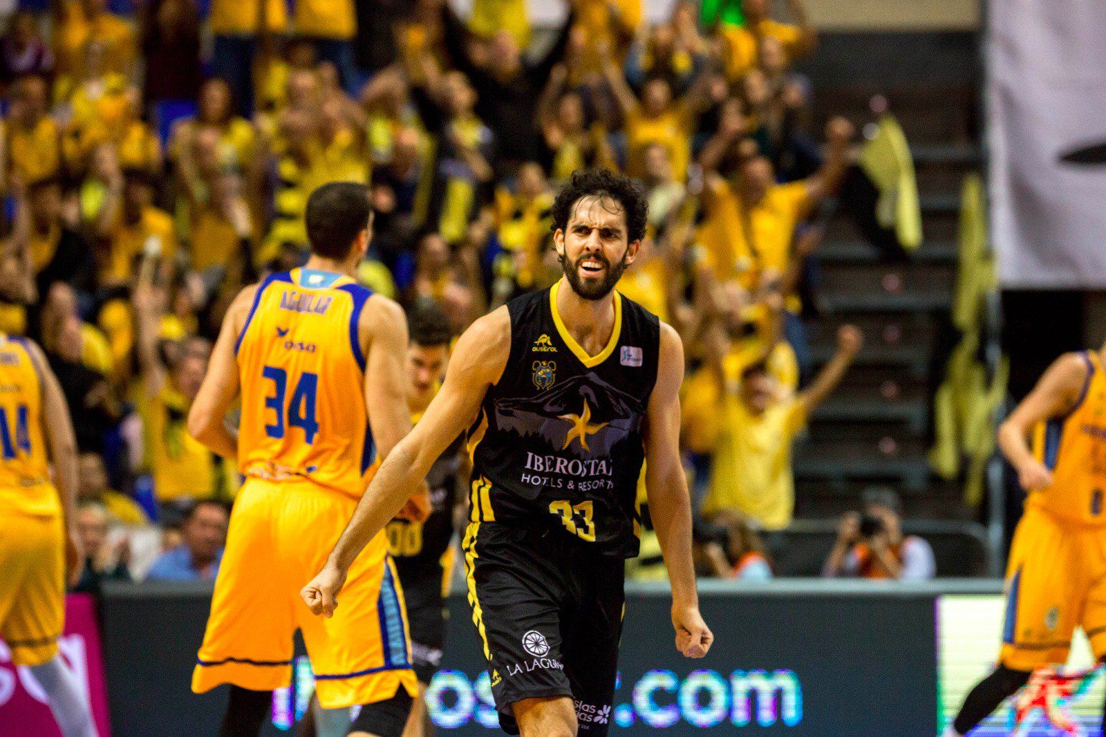 Beirán celebra una canasta con los aficionados del Santiago Martín de fondo.