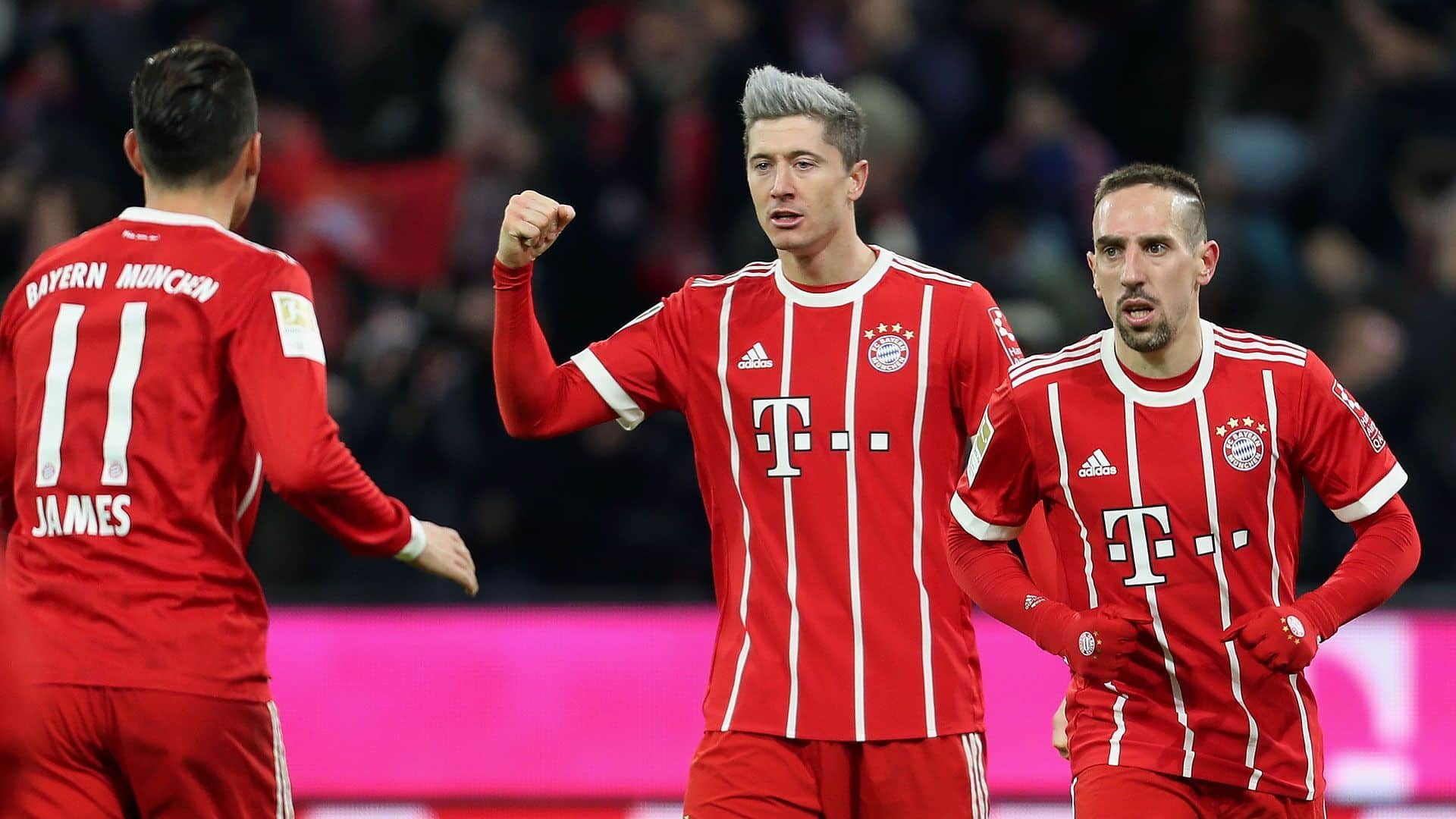 Lewandoski celebrando su gol.  Vía Twitter @FCBayern