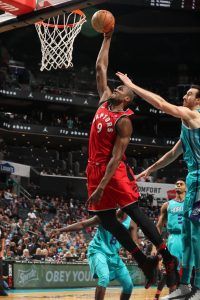 Ibaka haciendo un mate (Fuente: NBA).