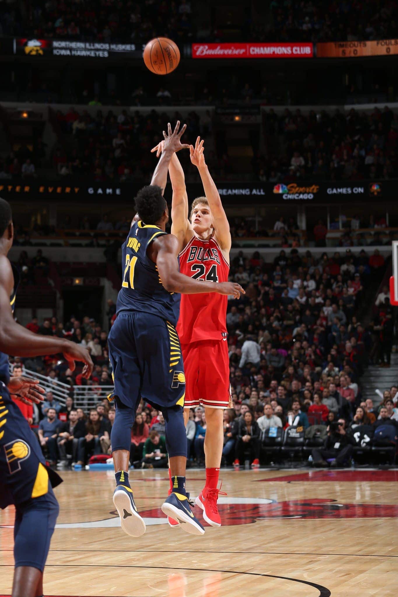 Markannen lanzando un triple (Fuente: NBA).