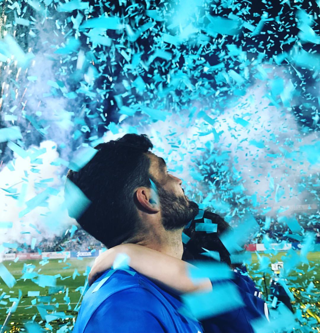 Jorge Moiina rodeado de confetí de la celebración del ascenso. Instagram