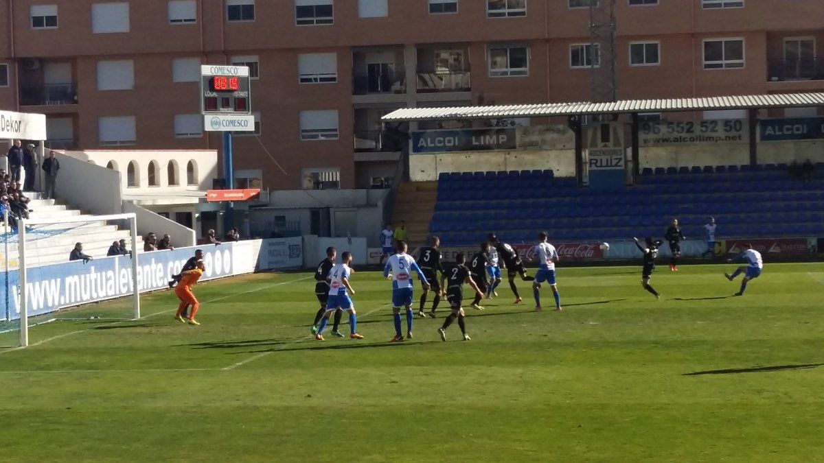 Kilian intenta un disparo desde el pico del área. / CD Alcoyano.