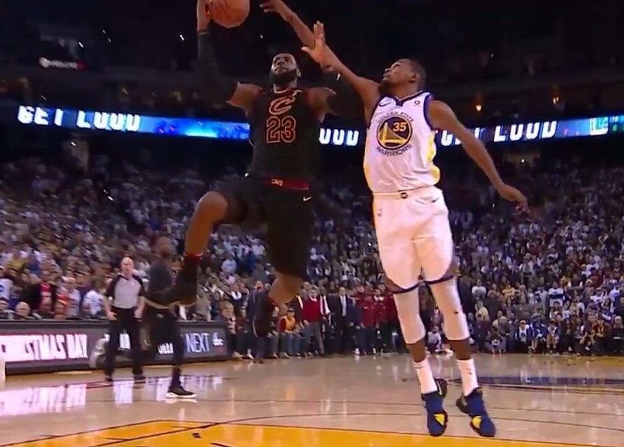 Durant defendió con éxito (¿y con falta?) a LeBron en las últimas posesiones. Fuente: youtube.com