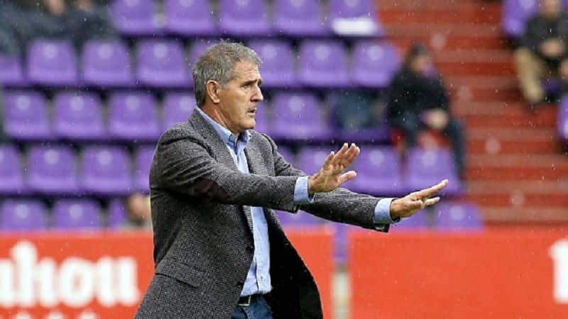 Paco Herrera en su última temporada como entrenador del Real Valladolid