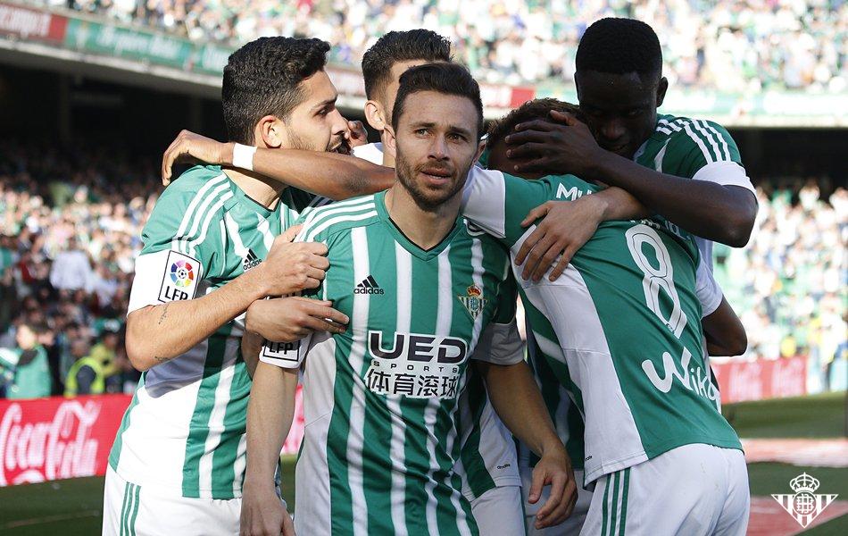 Rubén Castro celebra un gol con el Betis