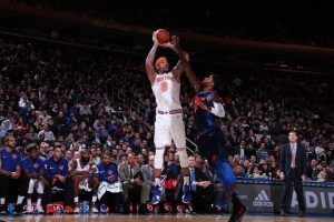 Michael Beasley lanzando ante la defensa de Paul George (Fuente: New York Knicks).