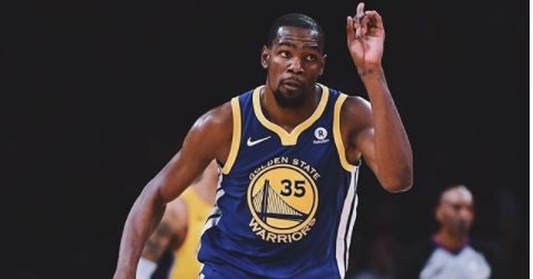 Kevin Durant resultó vital para su equipo, anotando la canasta ganadora en la prórroga