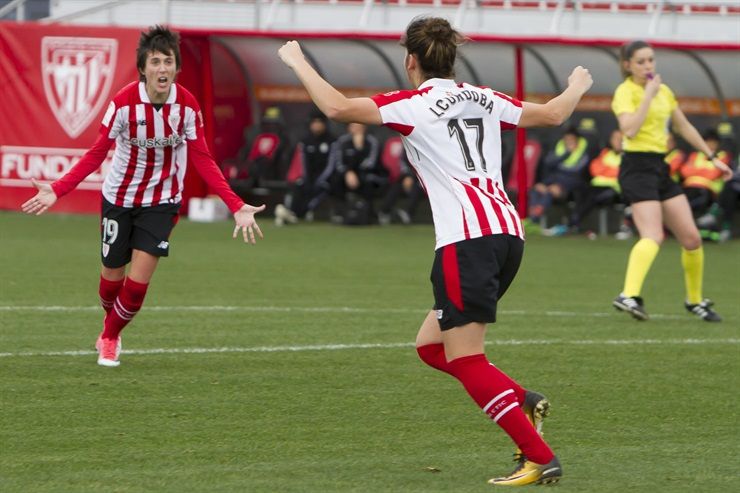 Erika y Lucía celebran el primer gol de su equipo. Fuente: web Athletic Club.