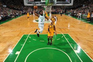 Jaylen Brown en el aire para hacer un mate (Fuente. Boston Celtics).