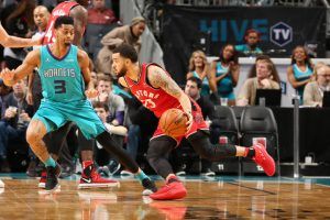 Jeremy Lamb defendiendo a VanVleet (Fuente: Toronto Raptors).