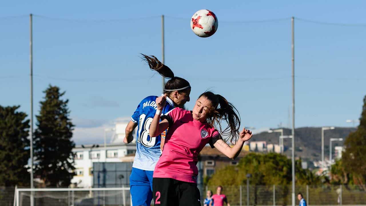 Balón disputado entre Paloma y Ona Batlle/ Fuente: futfem.cat