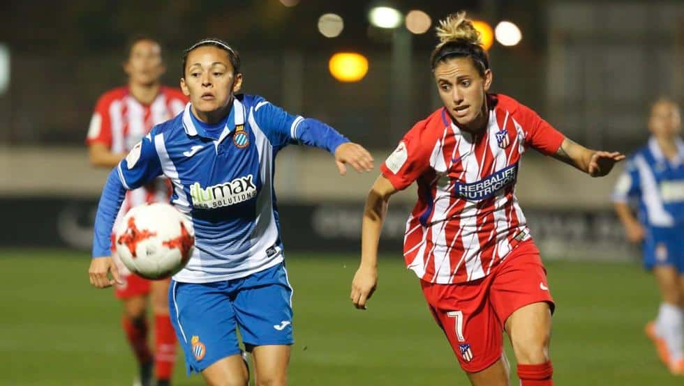 Dulce y Sosa pelean una pelota / Via: Mundo Deportivo
