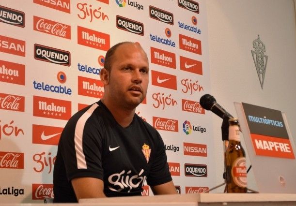 José Alberto López en la sala de prensa de la Escuela de Fútbol de Mareo