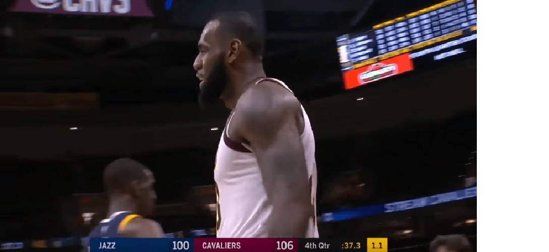 "El Rey" LeBron tras recibir una falta. Fuente: youtube.com