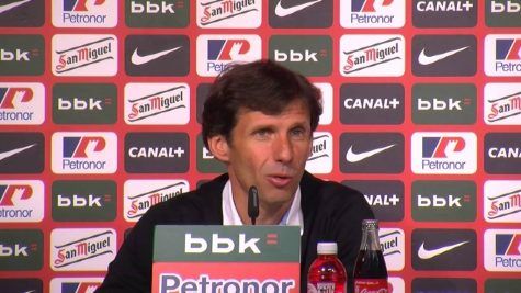 Ziganda, en rueda de prensa. ¿Escuchando u oyendo? Imagen vía youtube.com
