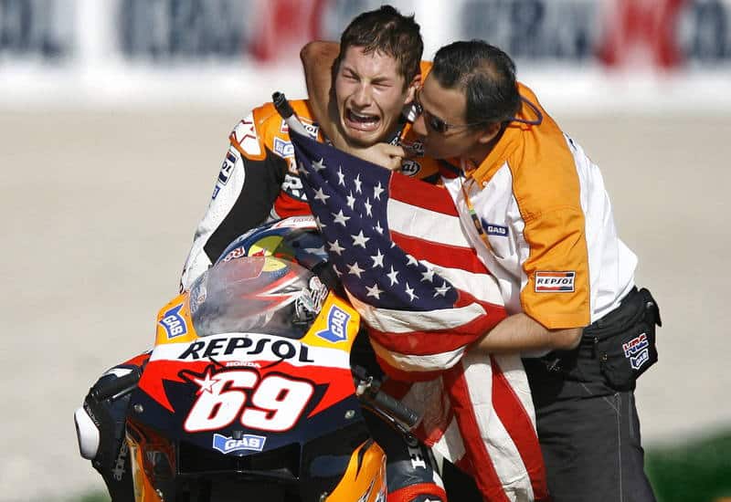 V13. Valencia, 29/10/06.- El piloto estadounidense del Repsol Honda Team, Nicky Hayden, llora emocionado al finalizar la prueba de Moto GP en la que se ha proclamado Campeón del Mundo de la categoría tras la celebración de la última carrera del mundial de motociclismo que se ha disputado hoy en el circuito valenciano Ricardo Tormo. EFE/Manuel Bruque