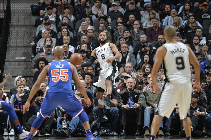 Mills evita una pérdida de balón ante la atenta mirada de Jarret Jack y Tony Parker (vía San Antonio Spurs)