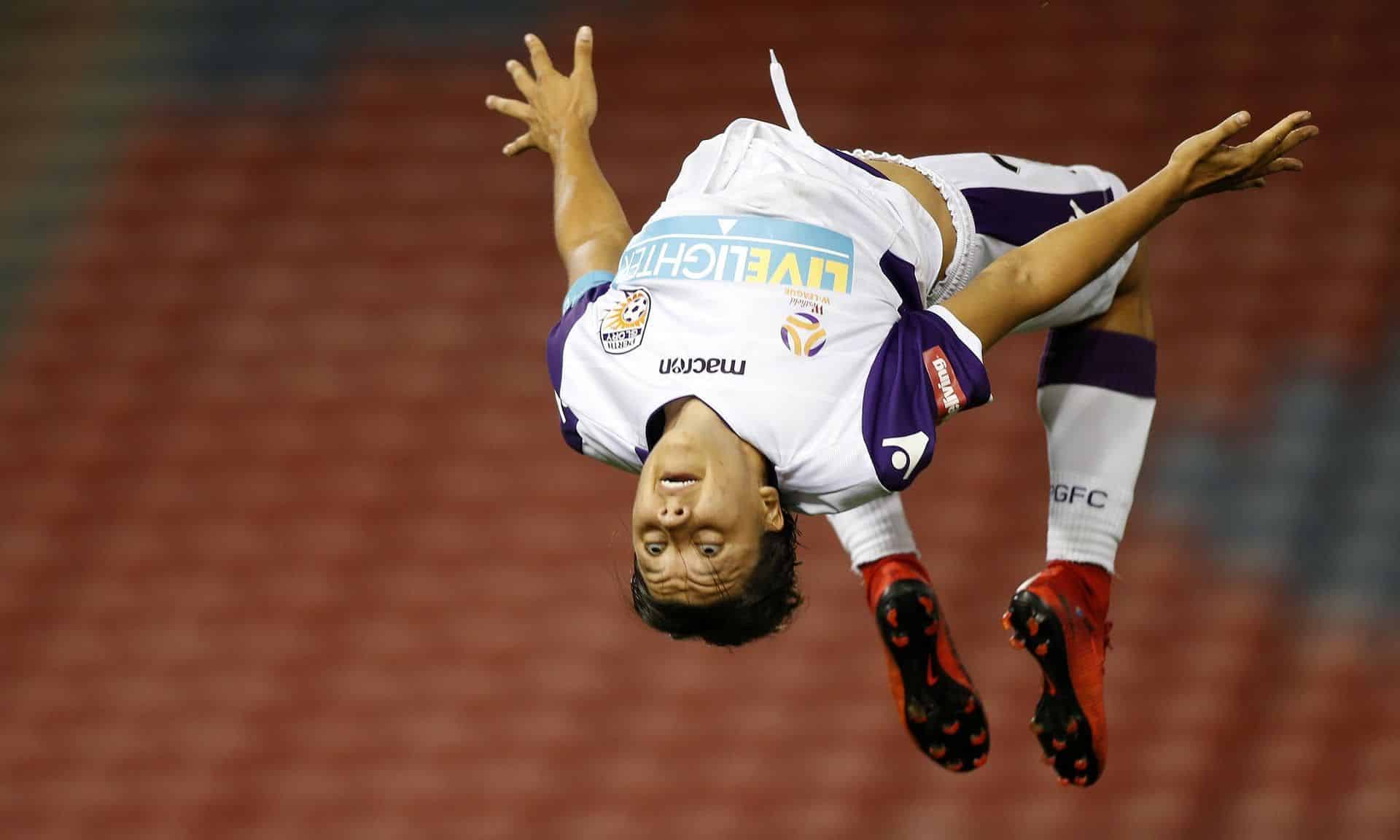 Sam Kerr celebra su hat trick con un back flip (foto: theguardian.com)