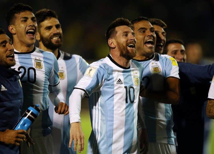Los jugadores argentinos celebrando el triunfo ante Ecuador y la clasificación al mundial.