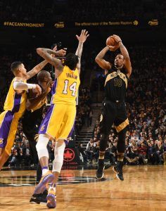 DeRozan lanzando ante la defensa angelina (Fuente: Toronto Raptors).