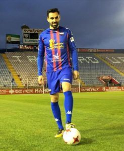 Enric Gallego posando con la camiseta del Extremadura