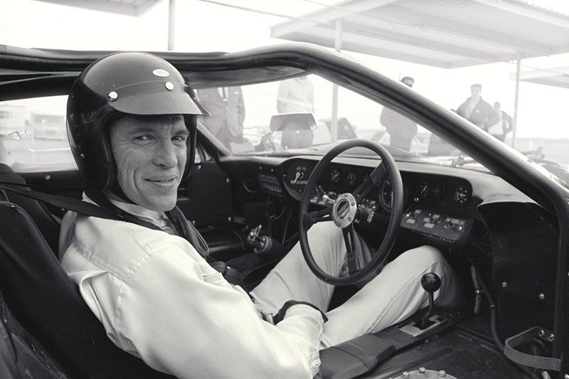 Dan Gurney en un Ford GT40 durante las 24 Horas de Le Mans de 1967.