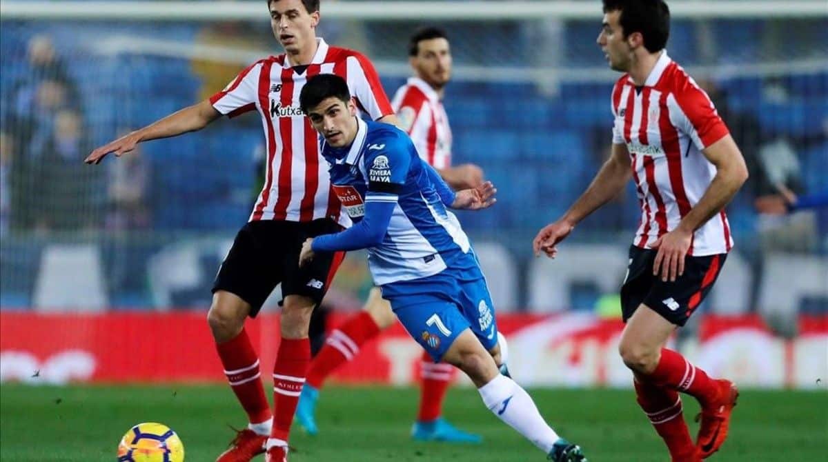 GRAF1945  CORNELLA-EL PRAT  BARCELONA  14 01 2018 - El delantero del Espanyol Gerard Moreno  c  pelea un balon con los jugadores del Athletic Ander Iturraspe  i  e Inigo Lekue  d  durante el partido de liga correspondiente a la decimonovena jornada disputado en el RCD stadium EFE Alejandro Garcia