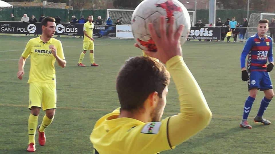 Tony Gabarre (UE Llagostera) antento al saque de banda por parte de Miguelón (Villareal B).
