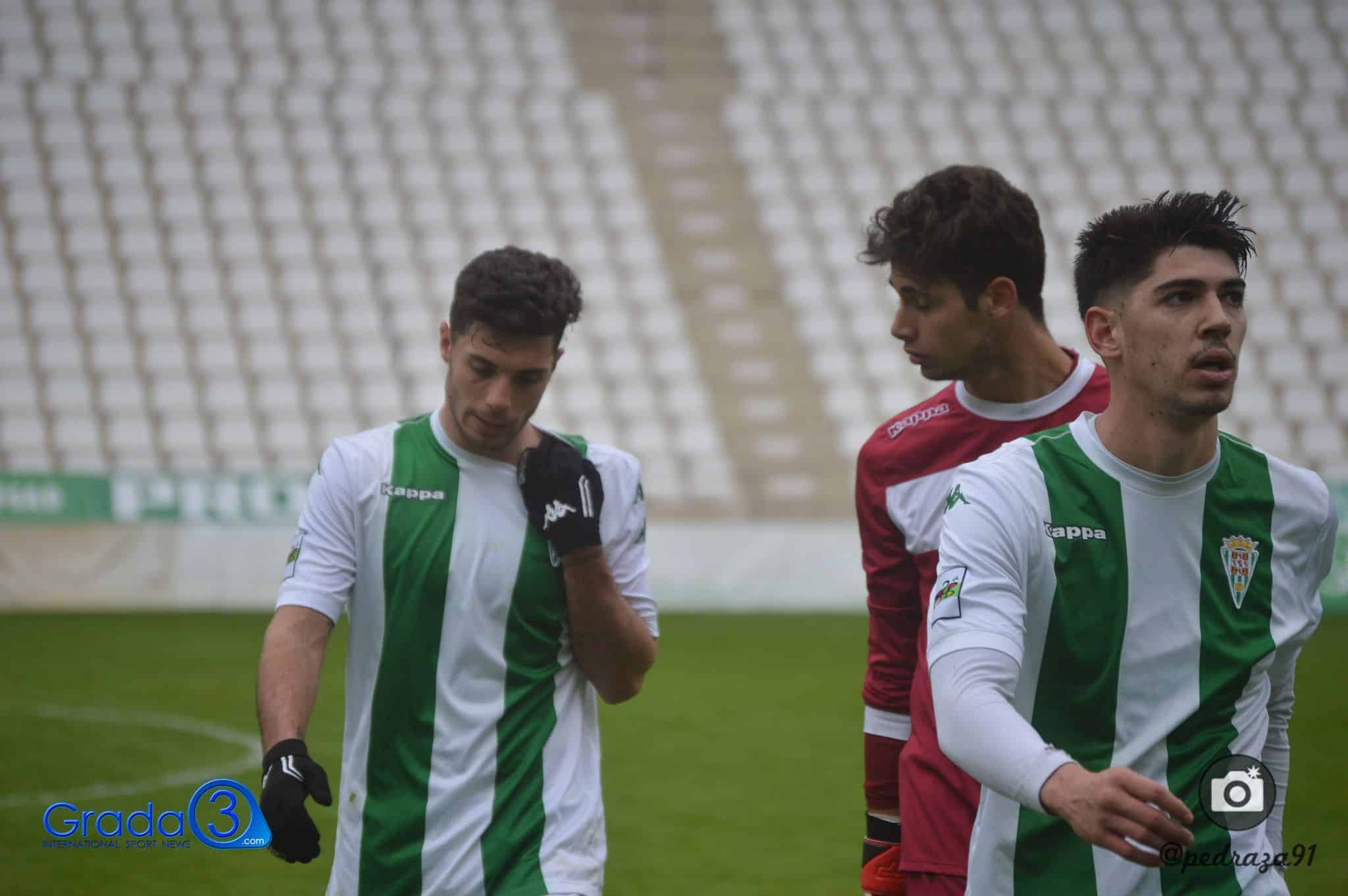 Alberto habla con Sillero durante el descanso frente al Extremadura UD | Imagen: Jose Luis Pedraza (Grada 3)