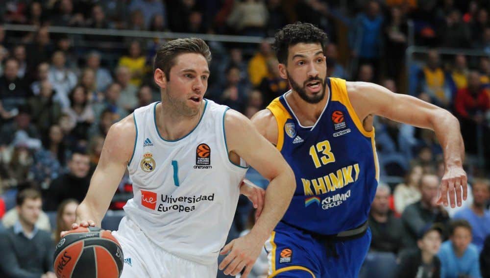 KOCH08. MOSCÚ (RUSIA), 12/01/2018.- El ala-pívot estadounidense Anthony Gill (d) del Khimki defiende al escolta francés Fabien Causeur (i) del Real Madrid durante un encuentro de fase de grupos de la Euroliga disputado en Mytuschi, a las afueras de Moscú, Rusia, hoy, 12 de enero de 2018. EFE/ Yuri Kochetkov