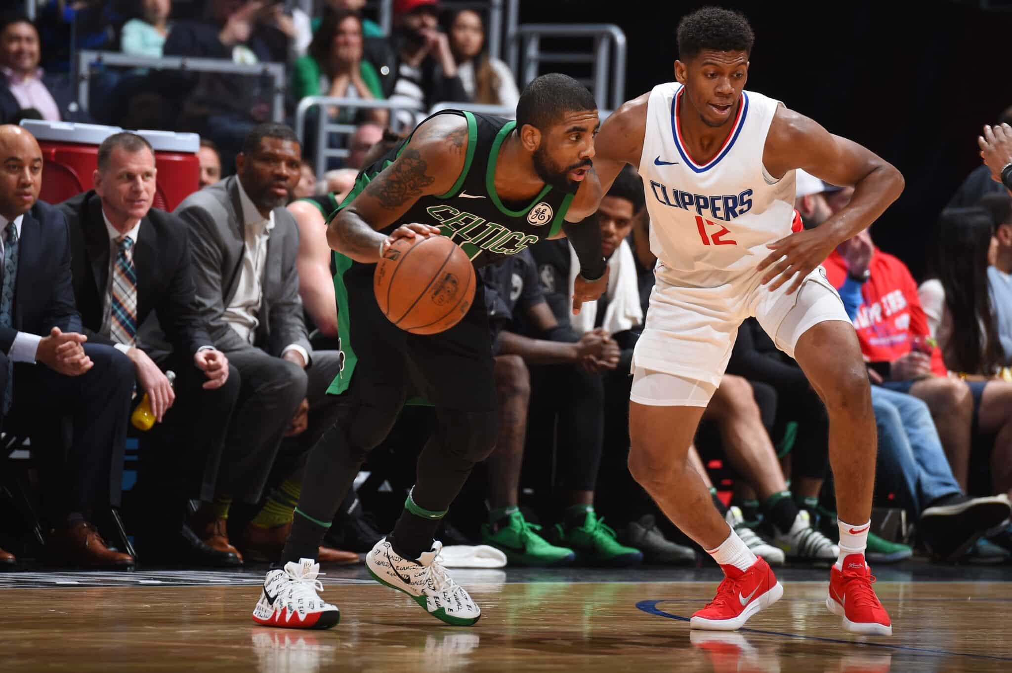 Kyrie Irving dirigió con maestría a los suyos, llevándoles hasta la victoria. (Photo by Andrew D. Bernstein/NBAE via Getty Images)