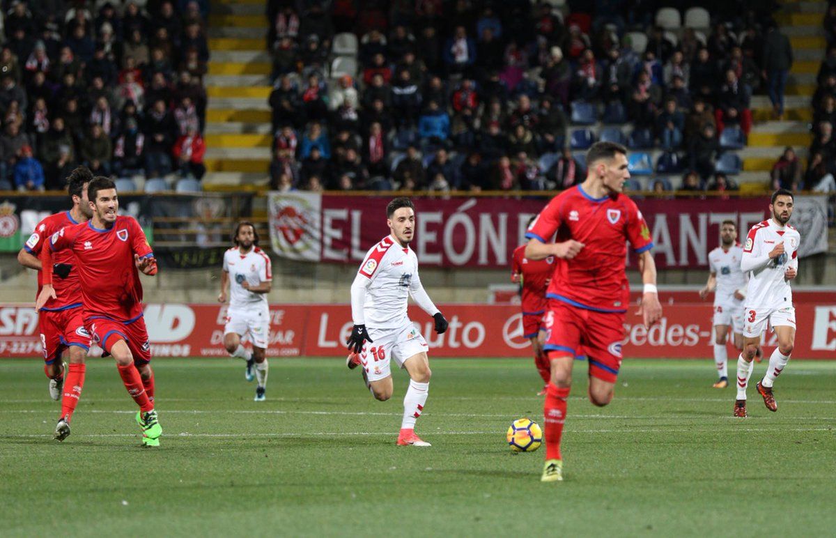Isaac dirige el esférico durante una contra | Imagen: Cultural y Deportiva Leonesa