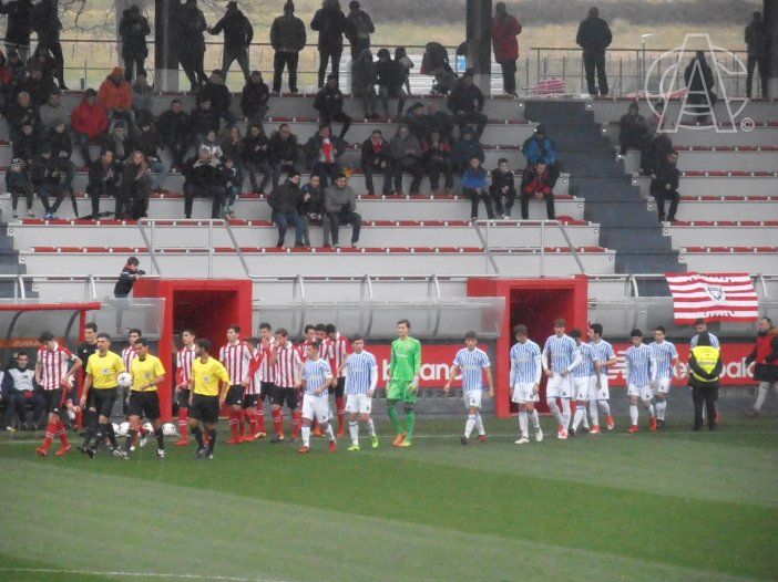 Salida al campo en el derbi vasco de filiales / @AthleticClub