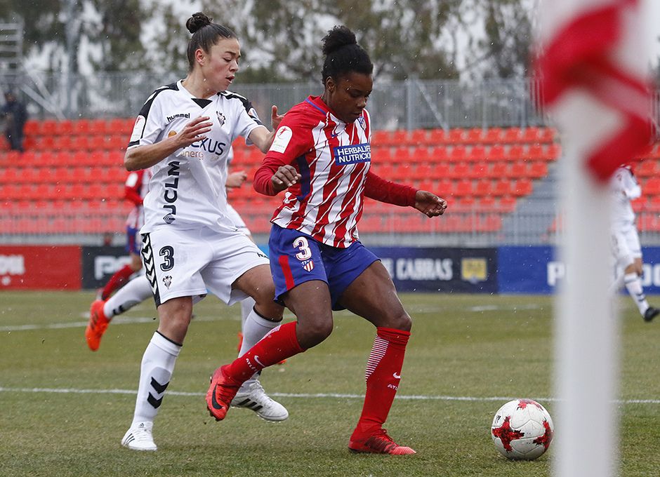 Noelia y Ludmila en un instante del choque. Foto: web del Atlético de Madrid.