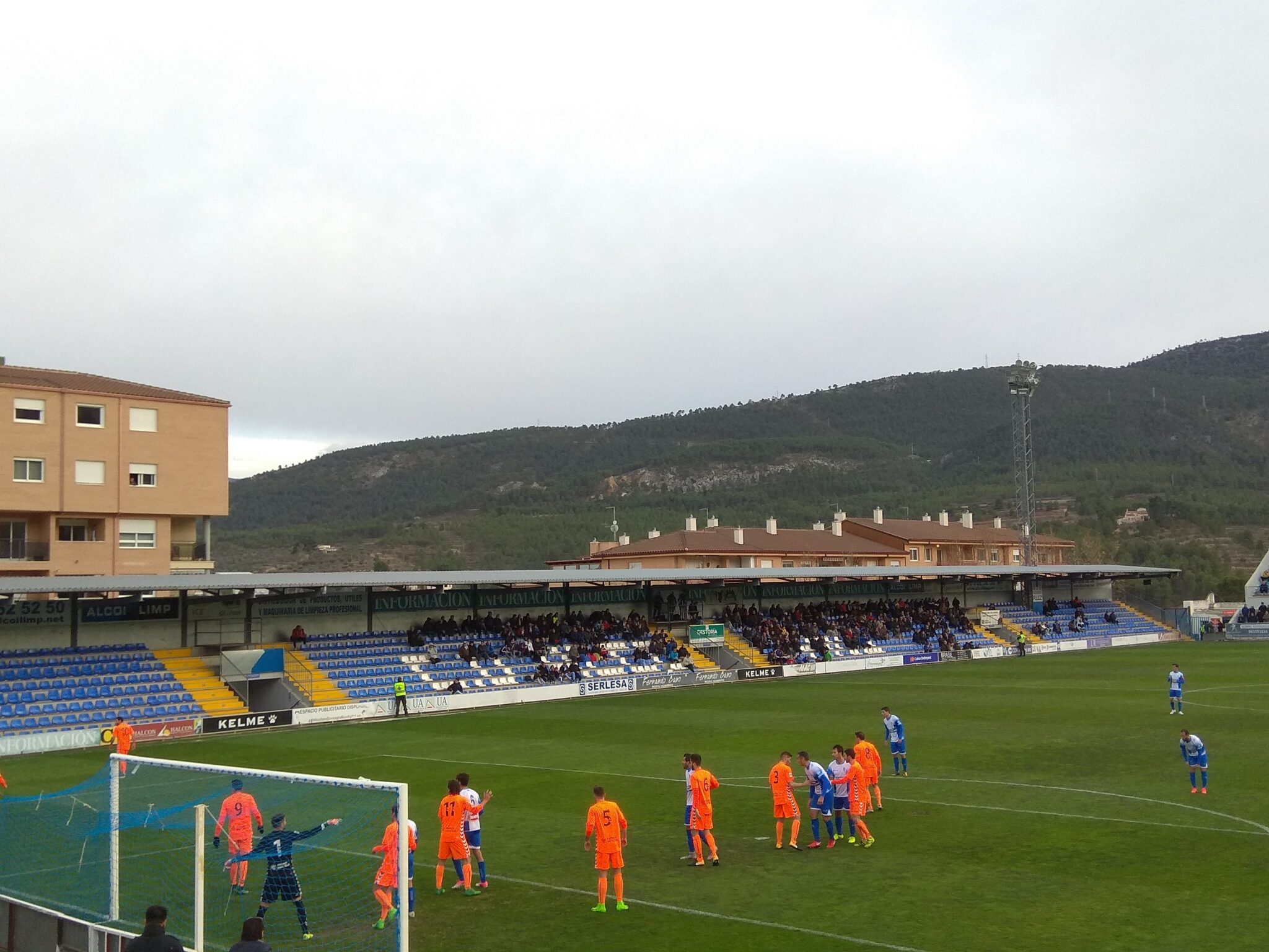 Córner en el Alcoyano - Llagostera.