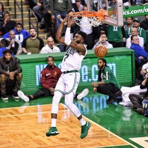Jaylen Brown realizando un mate (Fuente: Boston Celtics).