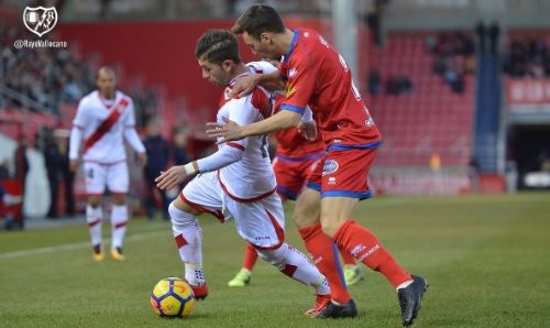 Embarba disputando un balón / Rayo Vallecano