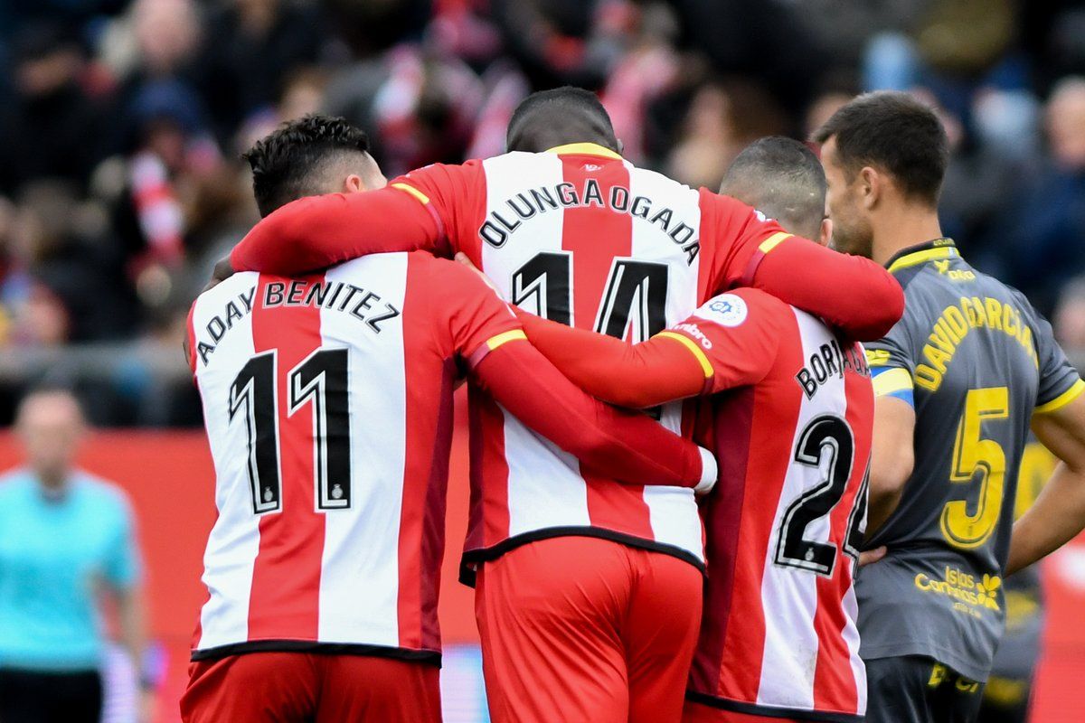 Olunga celebra uno de sus tren tantos con sus compañeros. Twitter Girona CF
