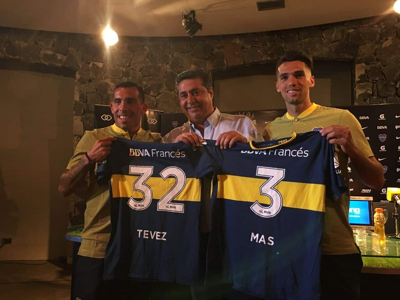 Carlos Tévez y Emanuel Mas junto a Angelici en sus presentaciones. Fuente: Ojo de Halcón